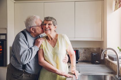 Älteres Ehepaar steht in der Küche, Foto: istock/SolStock