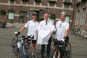 Die Düsseldorfer Radsportler, (von links) Alexander Koerfer und Andreas Vobis, mit OB Geisel