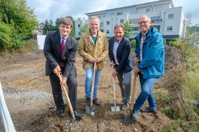 Erster Spatenstich für das Wohnprojekt Hallesche Straße 66: (v.l.) Wohnungsdezernent Christian Zaum, Elternsprecher Gert Müller, Investor Joerg Giesen und Projekt-Entwickler Hans Willi Pastors. Foto: Michael Gstettenbauer