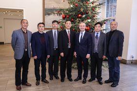 OB Thomas Geisel mit den Gästen aus der Partnerstadt Chongqing/China; Foto: Zanin