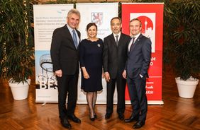 NRW-Minister Prof. Dr. Andreas Pinkwart, Petra Wassner (NRW.INVEST), Japans Generalkonsul Masato Iso und Oberbürgermeister Thomas Geisel (v. l.). Foto: Melanie Zanin