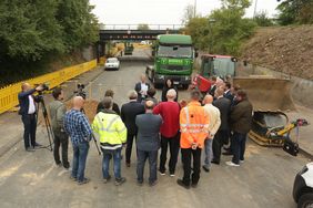 Die Bamberger Straße wird am Eisenbahnüberweg zwischen Süllenstraße und Bayreuther Straße tiefer gelegt. Ziel ist es, Schwertransporte in Richtung Reisholzer Hafen zu ermöglichen. Foto: David Young