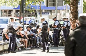 Polizisten, Bundespolizisten und Einsatzkräfte des Ordnungs- und Servicedienstes kontrollierten am Mittwoch, 5. August, gemeinsam auf dem Worringer Platz.