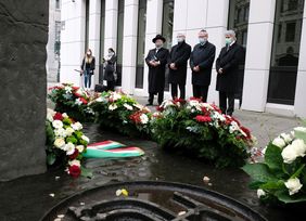 Kranzniederlegung zum Gedenken an die Pogromnacht am ehemaligen Standort der Düsseldorfer Synagoge an der Kasernenstraße mit Superintendent Pfarrer Heinrich Fucks und Stadtdechant Frank Heidkamp