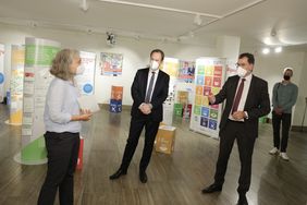 Bundesentwicklungsminister Dr. Gerd Müller (rechts) und OB Dr. Stephan Keller besuchten gemeinsam die Ausstellung "Agenda 2030 - Unsere 17 Ziele" im Rathaus.