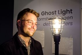 Theatermuseumsleiter Dr. Sascha Förster neben dem Ghost Light, dem Ausgangspunkt der Ausstellung