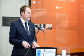 Oberbürgermeister Dr. Stephan Keller und Generalkonsulinnen und -konsuln haben am Sonntag, 8. Mai, in der Mahn- und Gedenkstätte der Millionen Toten von Krieg und Gewaltherrschaft gedacht. Foto: Uwe Schaffmeister