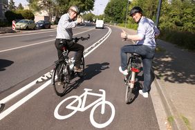 Testen das neue Teilstück des geschützten Radweges auf der Karlsruher Straße: Mobilitätsdezernent Jochen Kral (li.) und Florian Reeh, Leiter des Amtes für Verkehrsmanagement. Foto: David Young