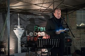 Vor dem Rathaus versammelten sich Düsseldorfer Bürgerinnen und Bürger nach einem Aufruf der Stadt Düsseldorf zur musikalischen Aktion "Solidarität mit der Friedensbewegung im Iran". OB Dr. Keller sprach zu den Anwesenden.