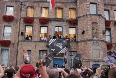 Rhein Fire-Fans feiern den European League of Football-Champions 2023 auf dem Marktplatz vor dem Rathaus.