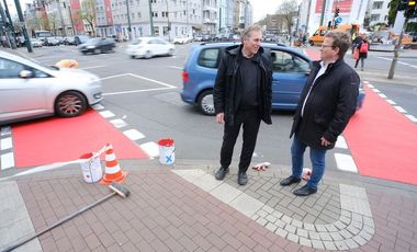 Erläuterten Einzelheiten zur Rotmarkierung von Radfurten an der Kreuzung Oberbilker Allee/Kruppstraße: Mobilitätsdezernent Jochen Kral (l.) und Ralf Poppenborg, Verkehrsmanagement.