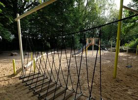  OB Keller eröffnete den neu gestalteten Spielplatz an der Heiligenhauser Straße in Hassels gemeinsam mit den Auszubildenden des Gartenamtes. Mit über 1.200 Quadratmetern ist dieser Spielplatz nach dem Umbau wieder zu einem attraktiven Spielort für Kinder des Quartiers geworden. Rund 180.000 Euro hat die Landeshauptstadt in die Neugestaltung investiert.