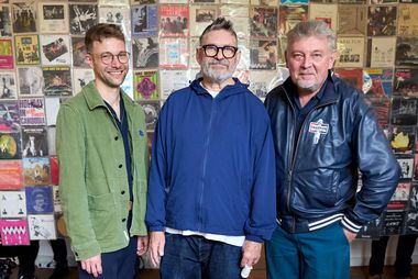 Sascha Förster, Leiter des Theatermuseums, mit Kurator Jäki Eldorado und dem Initiator des Punk-Museums Rudi Esch (v.l.). Foto: Landeshauptstadt Düsseldorf/Claus Langer