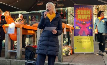 Bürgermeisterin Clara Gerlach hält eine Rede