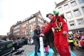 "Düsseldorf - gemeinsam jeck" - die Karnevalisten in der Landeshauptstadt feiern ihren Rosenmontagszug 2019. Foto: Melanie Zanin