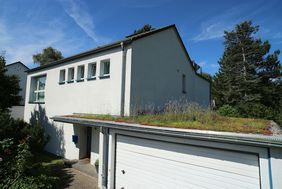 Das Zweifamilienhaus in Lohausen ist aus energetischen Gesichtspunkten nahezu perfekt saniert worden. Dafür erhielten die Eigentümer jetzt die Energieeffizienz-Plakette. Foto: Ingo Lammert