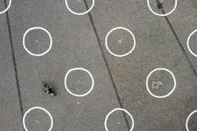 Die Abstandskreise auf dem Burgplatz aus der Vogelperspektive. Foto: David Young