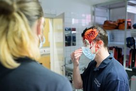 Schminke und Kunstblut sorgten für eine realitische Patientendarstellung in der Prüfung.