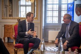 In Toulouse freuten sich OB Keller (l.) und der dortige Oberbürgermeister Jean-Luc Moudenc über das 20-jährige Bestehen der gemeinsamen Städtefreundschaft; Foto: Malte Krudewig
