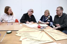 Andrea Schott, Heike Mai Lehni, Brigitte Mertens und Lotar Lehmann sind ein Teil der insgesamt rund 1.400 Wahlhelfenden im Briefwahlzentrum. Foto: Ingo Lammert