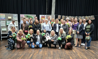 Gruppenfoto des Teams der Aktion Zahngesundheit sowie weiteren Anwesenden mit Mikki-Handpuppen © Aktion Zahngesundheit
