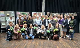 Gruppenfoto des Teams der Aktion Zahngesundheit sowie weiteren Anwesenden mit Mikki-Handpuppen © Aktion Zahngesundheit