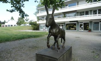 Das Foto zeigt die Bronzeskulptur des Unterbacher Esels  auf dem Breidenplatz