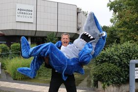 Bürgermeister Josef Hinkel hält das Haimaskottchen in den Armen