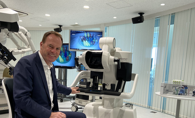 Oberbürgermeister Dr. Stephan Keller testete den chirugischen Roboter namens "Hinotori" der Firma Medicaroid, der zur Fern-OP eingesetzt werden kann. © Landeshauptstadt Düsseldorf | Hans Sautter 
