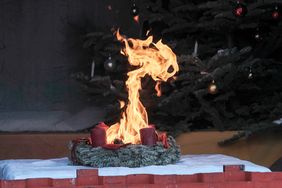 Demonstriert wurde, wie ein in Brand geratener Adventskranz einen geschmückten Raum in Vollbrand setzt. Foto: Michael Gstettenbauer