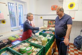 Oberbürgermeister Thomas Geisel besuchte am Mittwoch, 19. September, die "Düsseldorfer Tafel" und beteiligte sich auch an der Lebensmittelausgabe. Foto: Michael Gstettenbauer