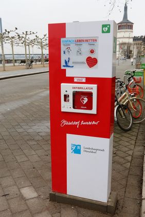 Die neue Defi-Säule an der Rheinuferpromenade. Foto: LammertLandeshauptstadt Düsseldorf/Ingo Lammert