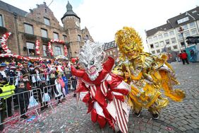 "Düsseldorf - gemeinsam jeck" - die Karnevalisten in der Landeshauptstadt feiern ihren Rosenmontagszug 2019. Foto: Melanie Zanin