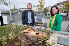 Stellten die Ausstellungsfläche auf dem Vorplatz der Düsseldorf Arcaden vor: Umweltdezernentin Helga Stulgies und Umweltamtsleiter Thomas Loosen. Foto: Michael Gstettenbauer