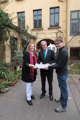 Sabine Brenner-Wilczek, Direktorin des Heinrich-Heine-Instituts, Kulturdezernent Hans-Georg Lohe, und der seitens der Stadt beauftragte Architekt Dr. Stephan Strauß führten bei einem Presserundgang durch die Räume; Foto: Michael Gstettenbauer