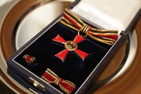 Das Verdienstkreuz am Bande des Verdienstordens der Bundesrepublik Deutschland für Gisa Berghof-Tilmann. Foto: Ingo Lammert