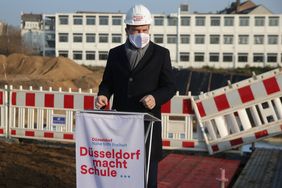 Oberbürgermeister Dr. Stephan Keller bei seinem Grußwort anlässlich des ersten Spatenstichs zum Schulneubau-Projekt an der Schmiedestraße 25.