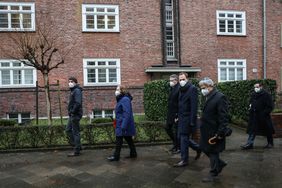 Am Gedenkgang zum Mahnmal am ehemaligen Güterbahnhof Derendorf nahmen (v. l.) Dr. Schröder, Prof. Vomberg, Dr. Fleermann, OB Dr. Keller, Dr. Horowitz sowie Aron Malinsky teil; Foto: Melanie Zanin