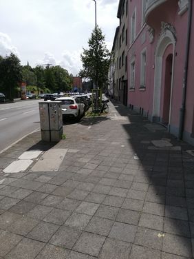 Der gemeinsame Geh- und Radweg bietet weder für den Rad- noch Fußverkehr ausreichend Platz. Zukünftig wird der Radverkehr auf einem Radfahrstreifen geführt, der jeweils auf dem vorhandenen rechten Fahrstreifen markiert wird. Foto: Amt für Verkehrsmanagement