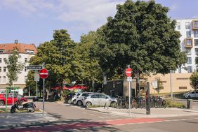 Das 2.500 Quadratmeter große Bachplätzchen in Unterbilk ist die bislang größte Mobilitätsstation in Düsseldorf. Die Stadt ist damit unter die Finalisten für den Deutschen Mobilitätspreis in der Kategorie "Good Practice" vorgedrungen. Foto: Connected Mobility Düsseldorf