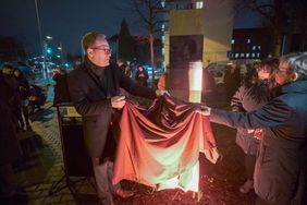 Oberbürgermeister Dr. Stephan Keller und Bezirksbürgermeisterin Birgit Schentek enthüllen am Klosterhof in Unterrath gemeinsam mit Jutta Wevers eine Gedenkstele für Lieselotte Wevers; Fotos: Gstettenbauer