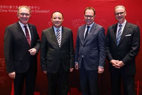 Feierten 20 Jahre China-Kompetenzzentrum (v.l.): IHK-Hauptgeschäftsführer Gregor Berghausen, Haitao Chang, stellv. chinesischer Generalkonsul, OB Dr. Stephan Keller und Messe Düsseldorf-Chef Wolfram Diener © Landeshauptstadt Düsseldorf/David Young 