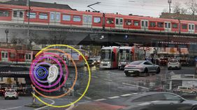 Straßenszene aus Düsseldorf mit vielen verschiedenen Lärmquellen wie Auto und Straßenbahn