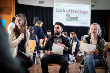 Schülerinnen und Schüler tauschen sich aus.
