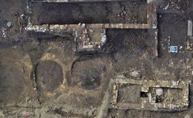 Auf der Grabungsfläche sind die kreisrunden Umrisse der Holzfässer im Boden erkennbar; Foto: Planum1 GmbH, Erftstadt