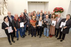 Die Preisträgerinnen und Preisträger des Martinstalers 2019 mit Oberbürgermeister Thomas Geisel (Mitte links mit Amtskette). Foto: Uwe Schaffmeister