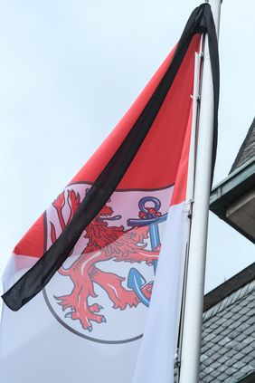 Zum Tod von Queen Elizabeth II. tragen Dienstgegebäude in NRW Trauerbeflaggung. Foto: Landeshauptstadt Düsseldorf/Michael Gstettenbauer