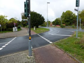 Ab Dienstag, 4. Oktober, bis Freitag, 4. November, wird der Rechtsabbieger von der Oberkasseler Brücke in die Fritz-Roeber-Straße gesperrt. Dort wird der Radweg ausgebaut. Foto: Amt für Verkehrsmanagement