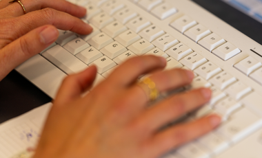 Nahaufnahme von Händen auf einer Tastatur © Gesundheitsamt Düsseldorf