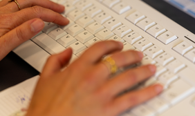 Nahaufnahme von Händen auf einer Tastatur © Gesundheitsamt Düsseldorf